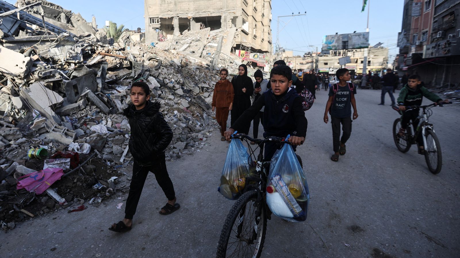 Un grup de xiquets palestines trasllada queviures a Khan Younís, al sud de la Franja