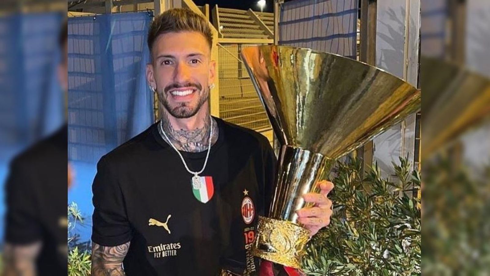 Samu Castillejo, amb el títol de campió d'Itàlia aconseguit amb el Milà