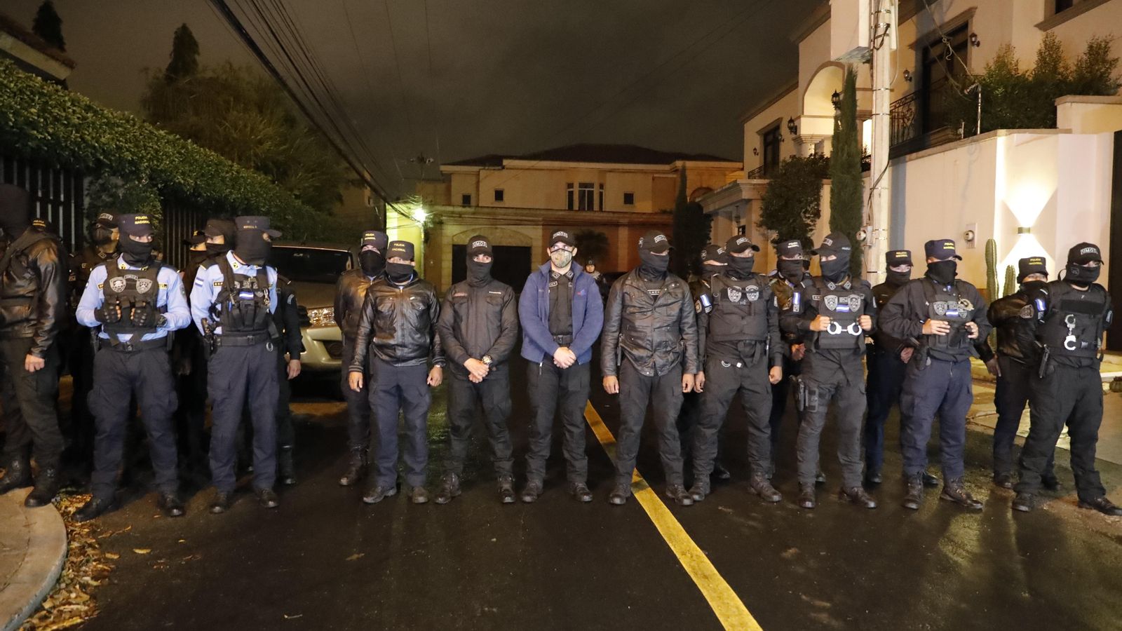 Agents policials envolten la residència de l'expresident hondureny Juan Orlando Hernández a Tegucigalpa