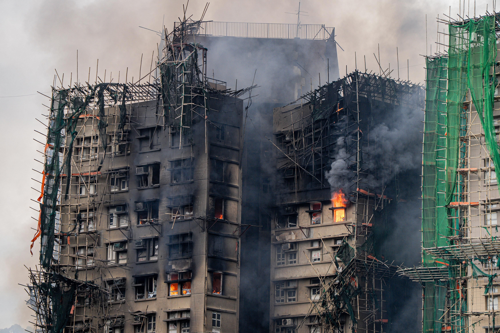 Les columnes de fum romanen encara en el complex residencial de Hong Kong