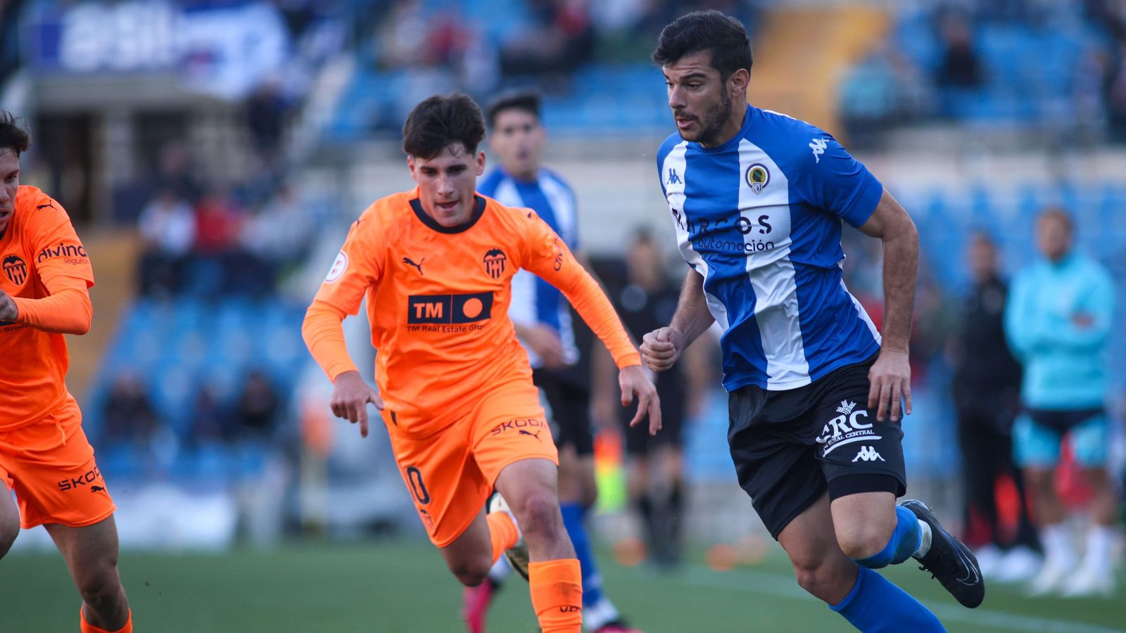 Un jugador del Mestalla i un de l'Hèrcules es disputen una pilota