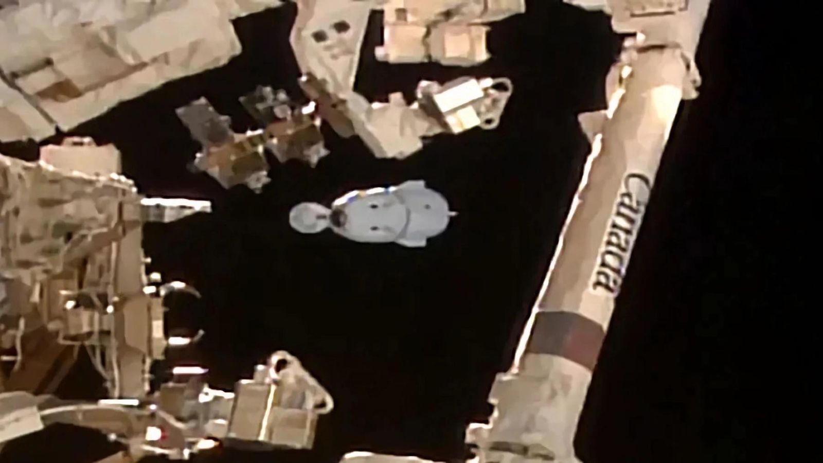 La nau espacial Dragon Endeavour de SpaceX darrere del braç robòtic Candarm2, moments després de desacoblar-se del mòdul Harmony