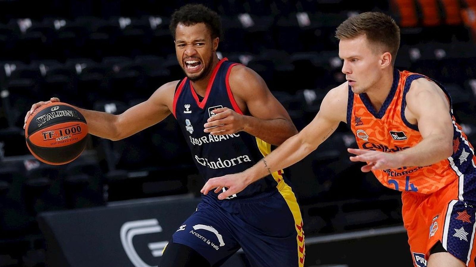 Martin Hermannsson disputa una pilota amb Clevin Hannah