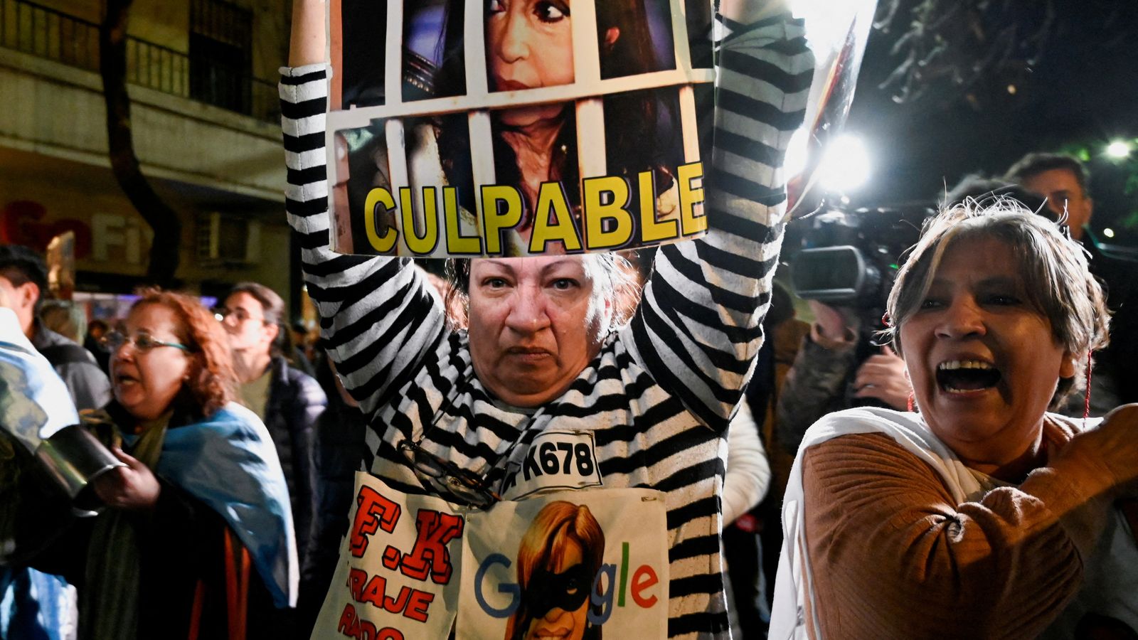 Una dona celebra la petició de pena contra Fernández en una concentració a les portes de la residència de la vicepresidenta de l'Argentia