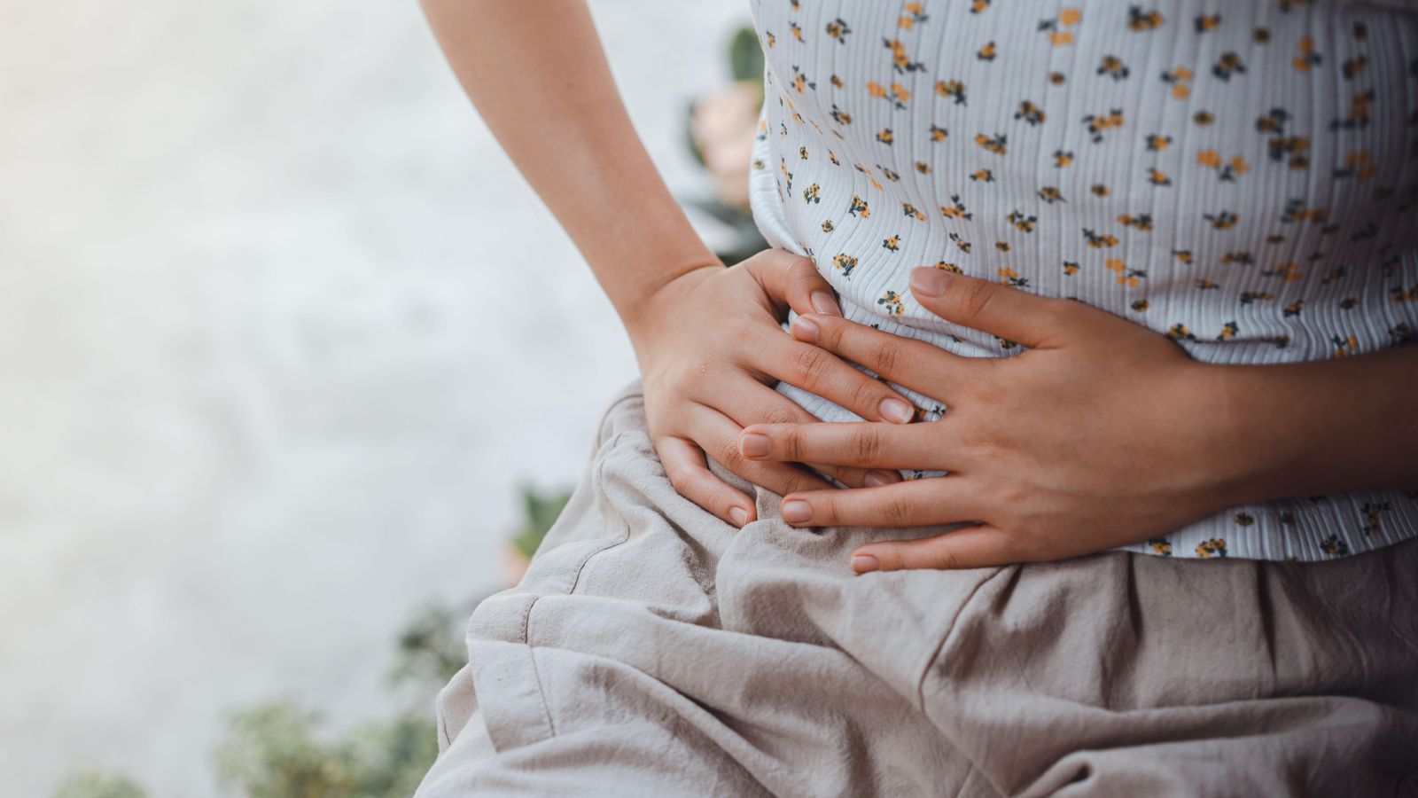 Imatge d'arxiu amb una dona amb forts dolors menstruals