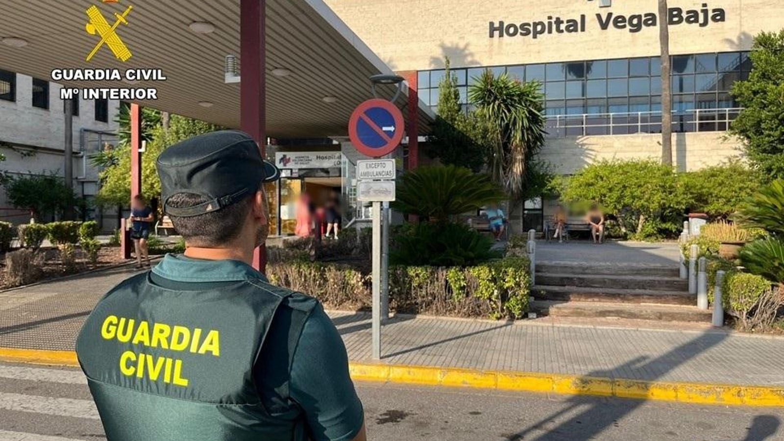 Un agent, davant de l'hospital Un agent, davant de l'hospital