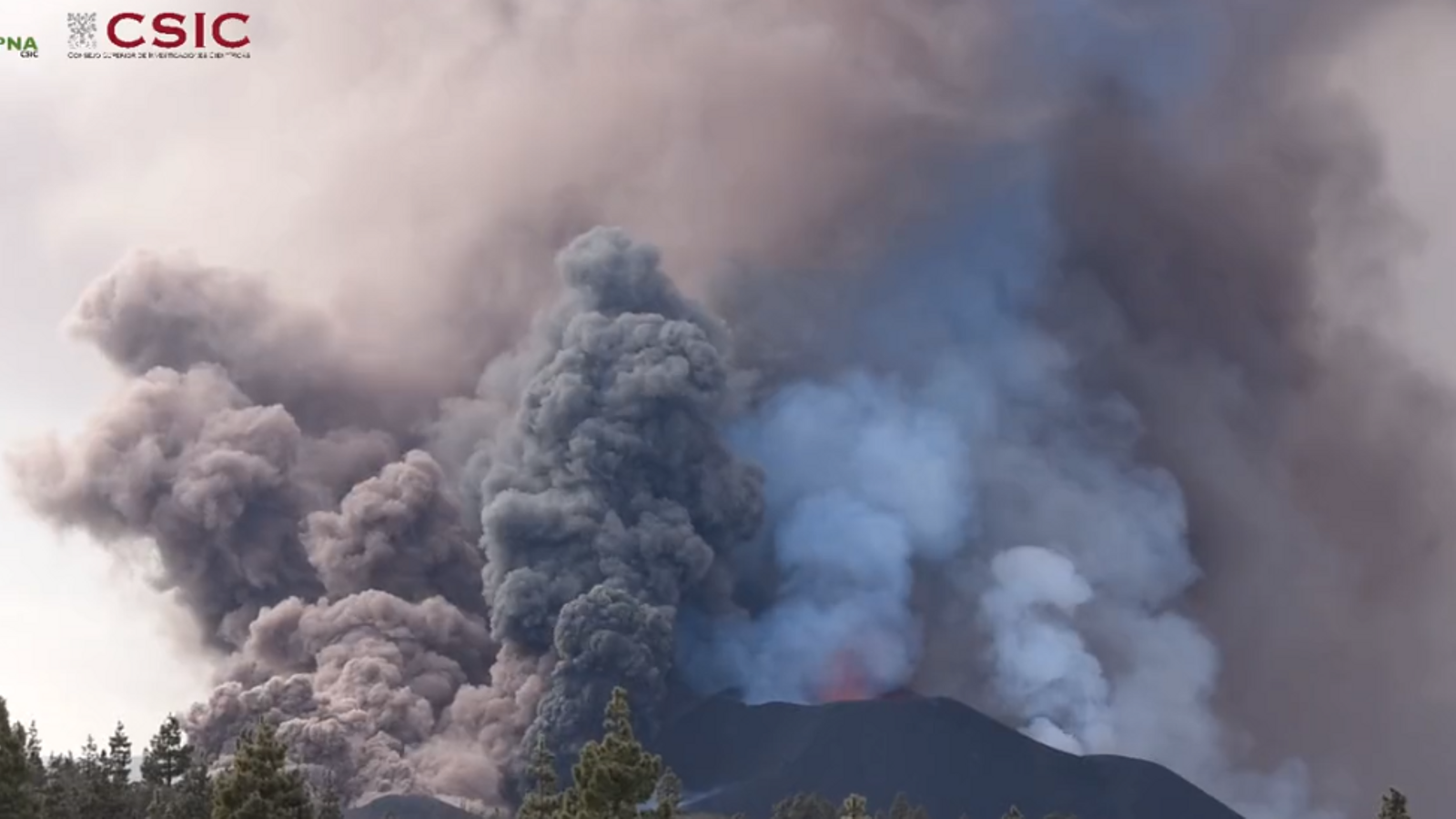 L'espessa columna de fum i cendra continua elevant-se sobre el volcà