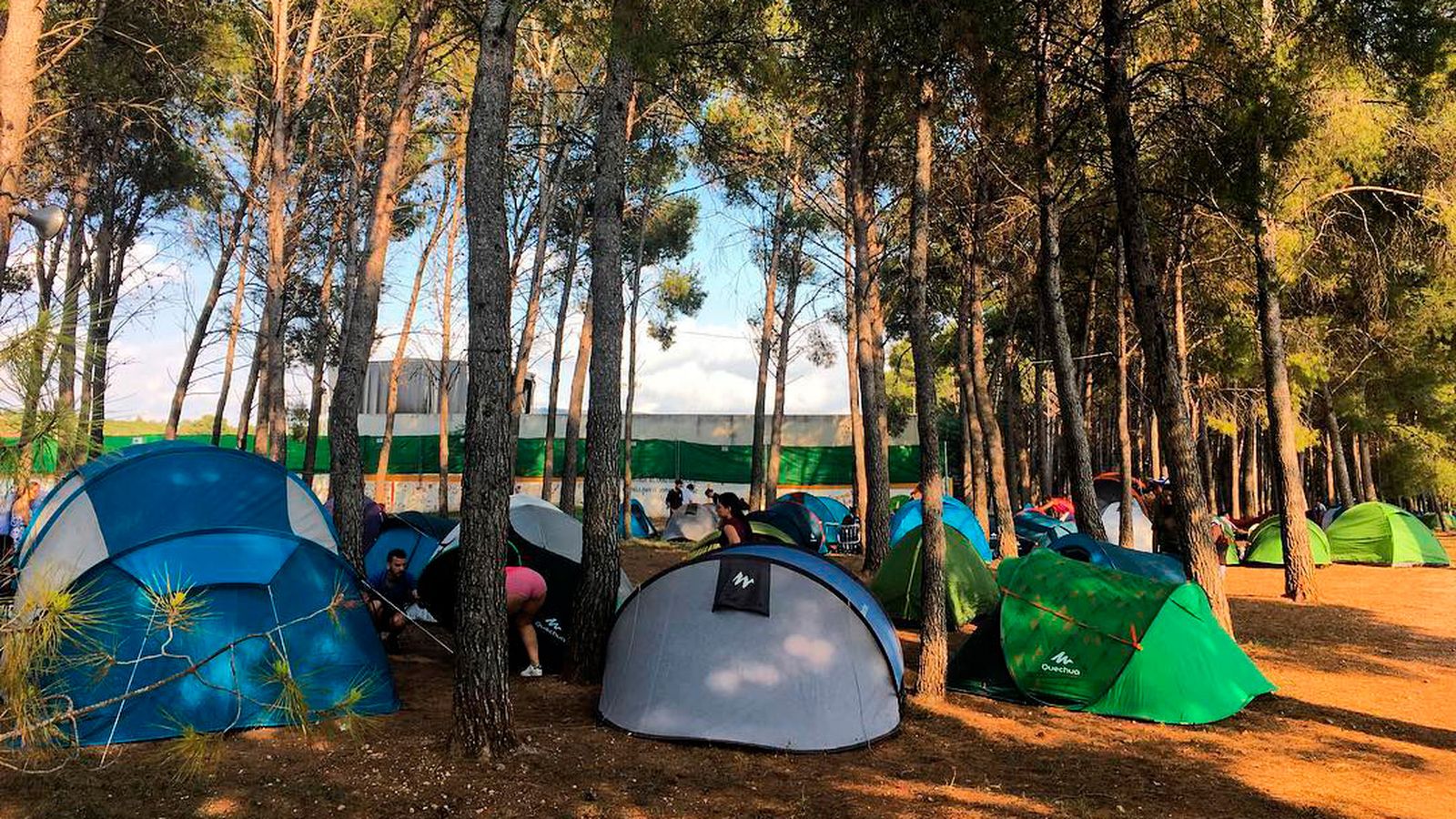 Primeres tendes en la zona d'acampada de Benlloc