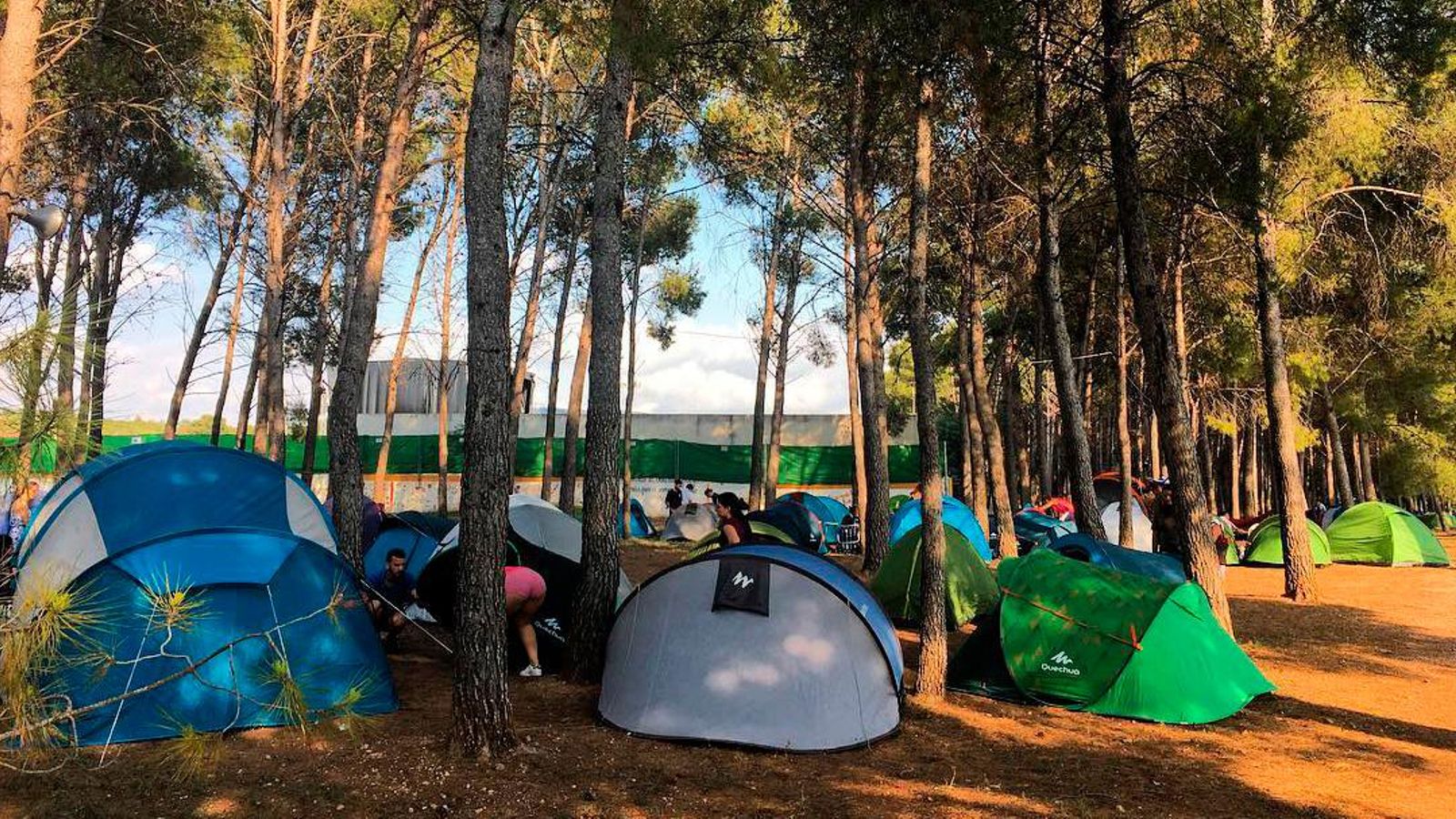 Primeres tendes en la zona d'acampada de Benlloc Primeres tendes en la zona d'acampada de Benlloc
