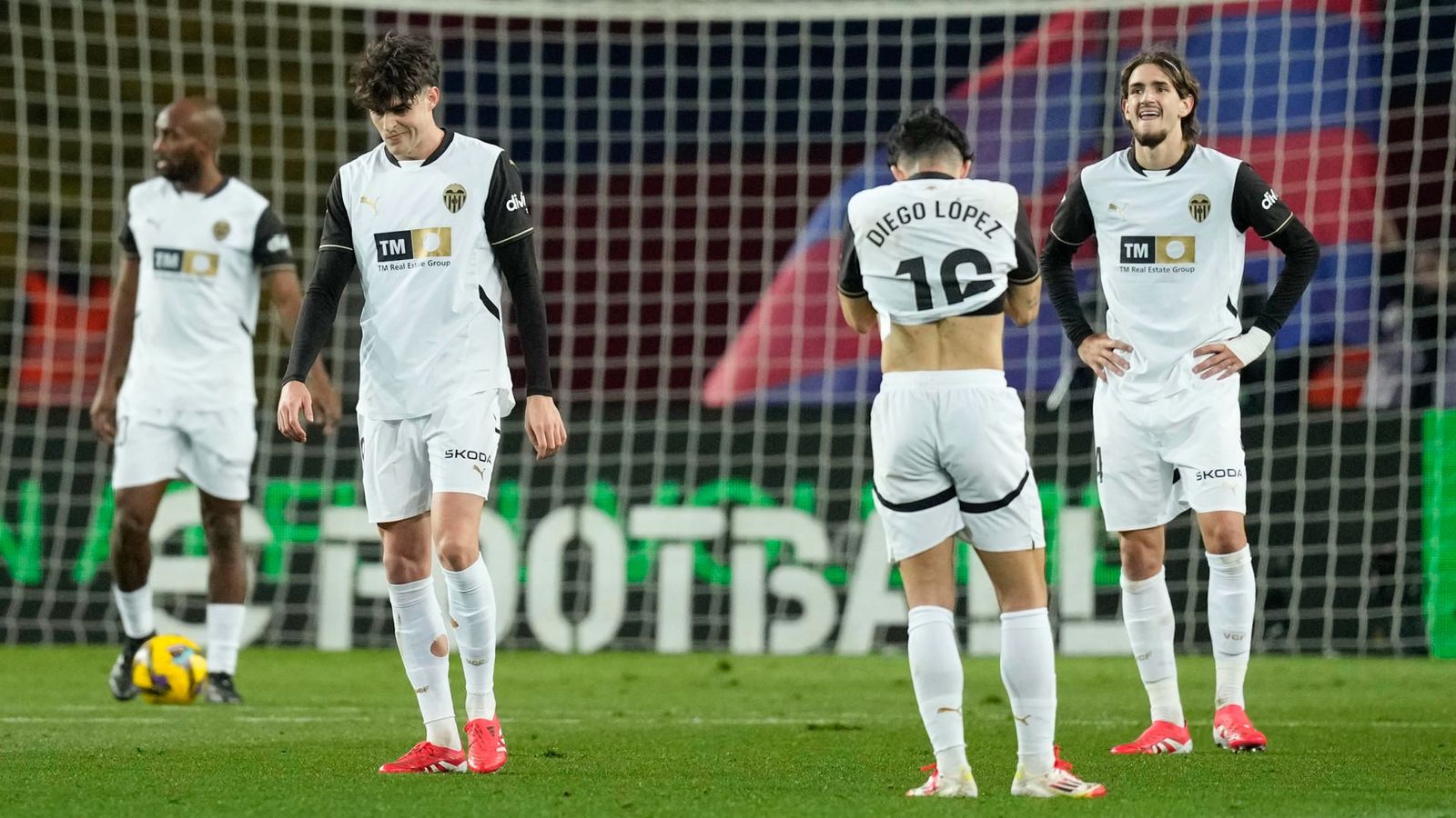 Els jugadors del València es lamenten després d'un gol