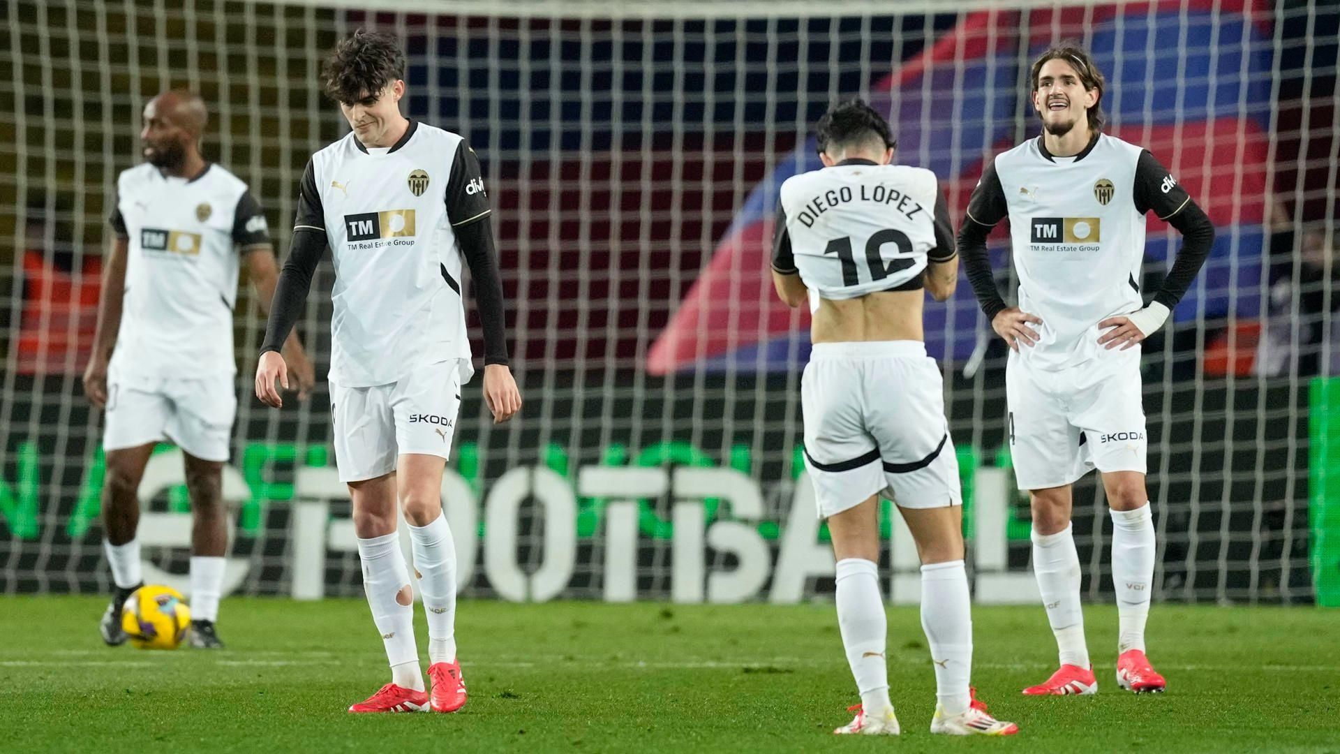 Els jugadors del València es lamenten després d'un gol Els jugadors del València es lamenten després d'un gol