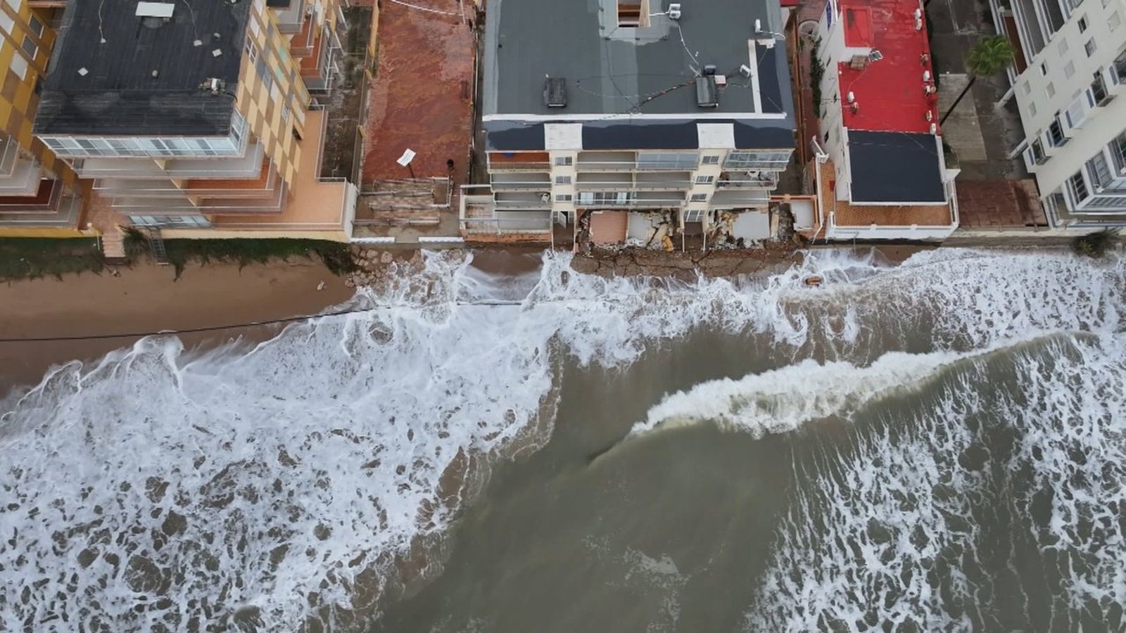 El temporal Harry va espentar la mar fins a la primera línia de vivendes de la platja de Tavernes de la Valldigna