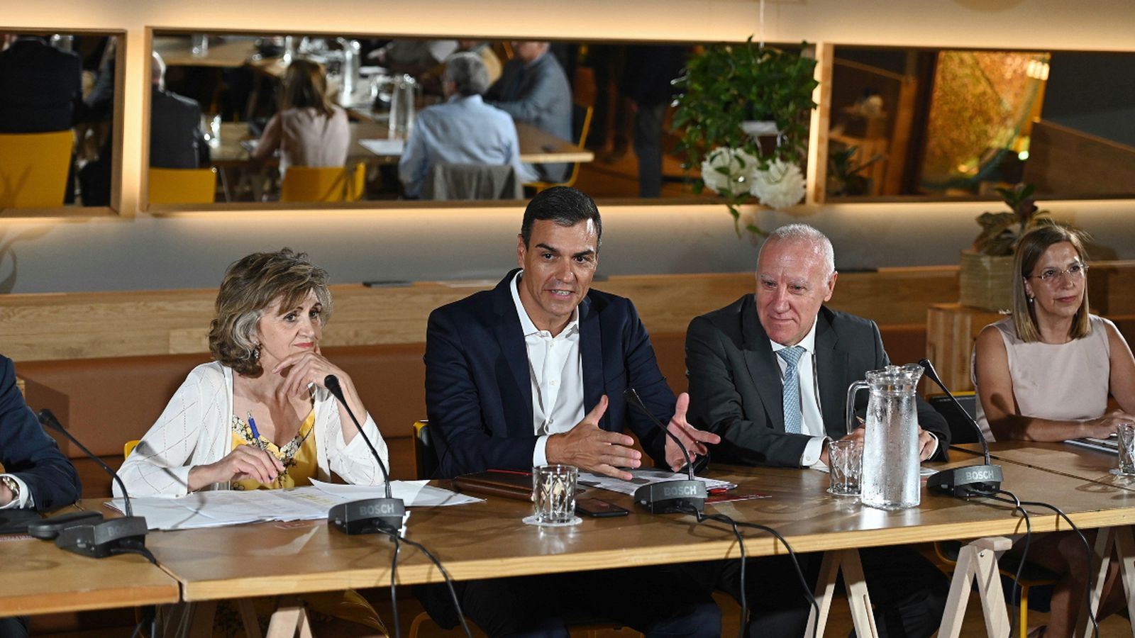 Pedro Sánchez i María Luisa Carcedo durant la reunió que han mantingut amb col·lectius de Sanitat