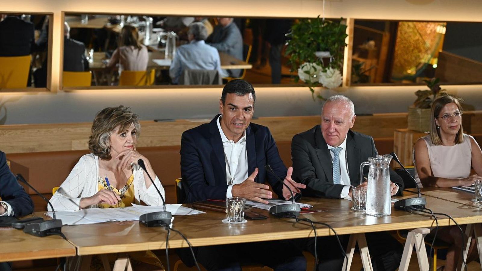 Pedro Sánchez i María Luisa Carcedo durant la reunió que han mantingut amb col·lectius de Sanitat