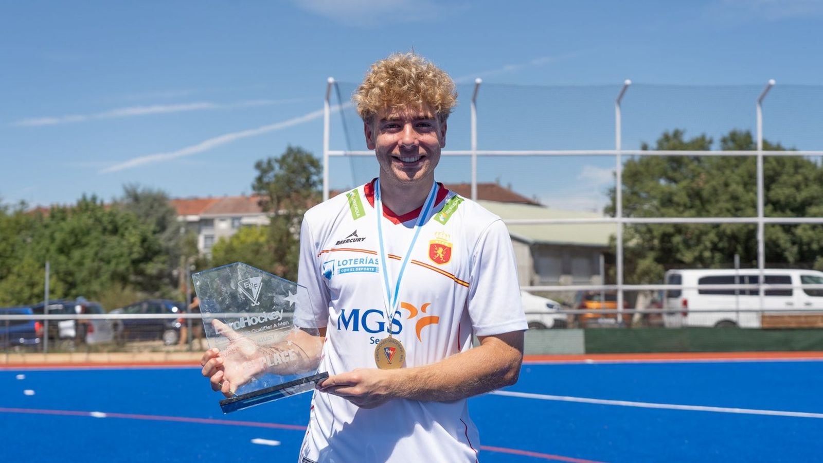 César Curiel posa amb el títol del preeuropeu