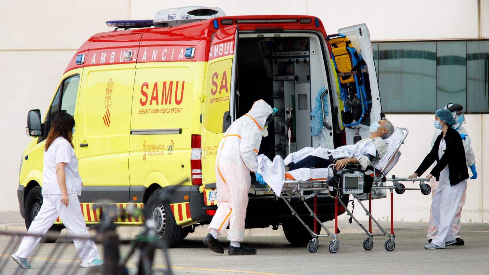 Imatge d'arxiu d'una ambulància a l'hospital la Fe de València