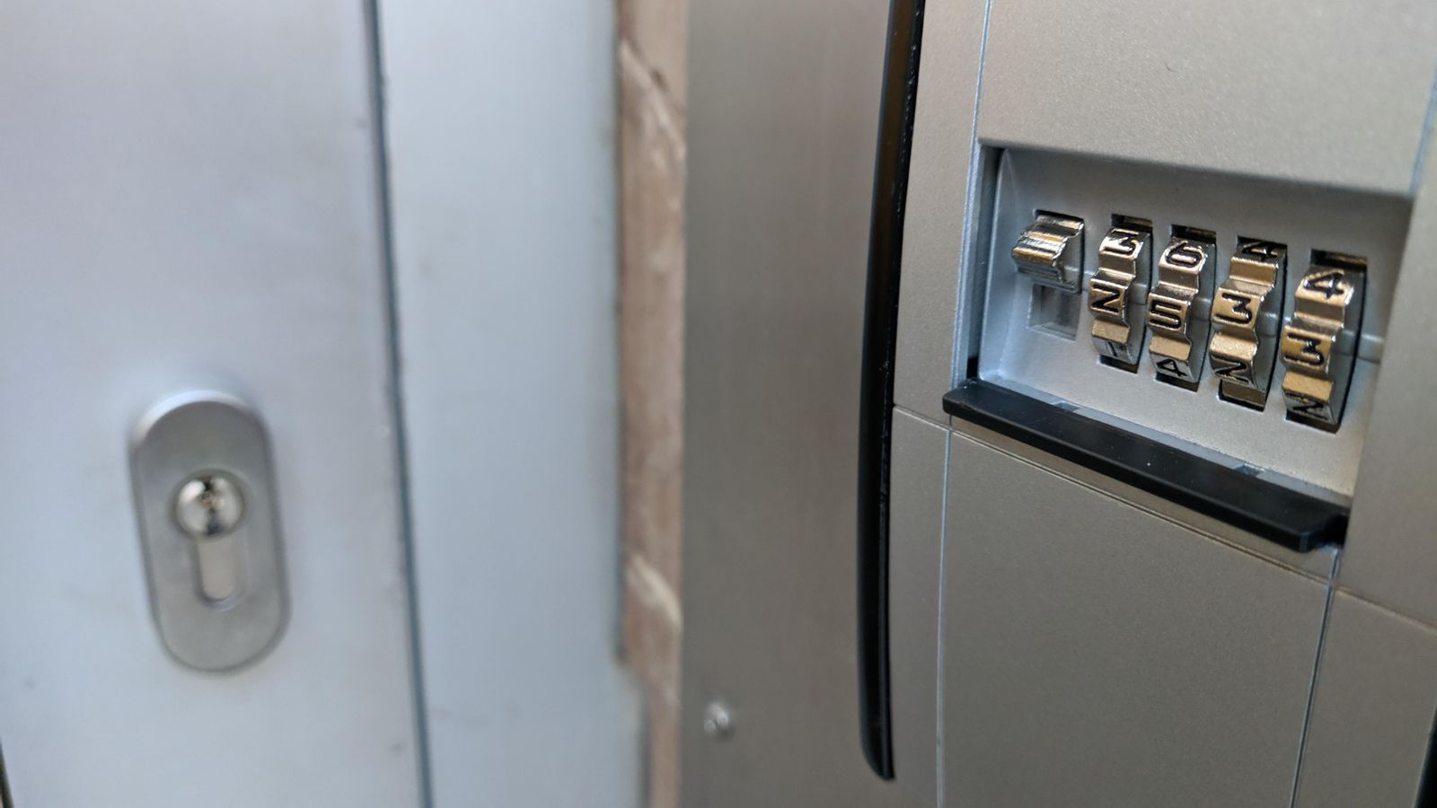 Caixeta per a les claus a la porta d'un pis turístic en una imatge d'arxiu