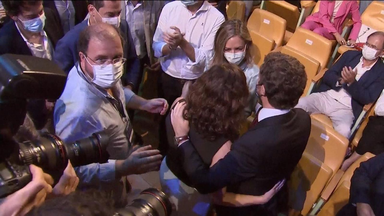 Casado i Ayuso s'abracen en la convenció del PP a València