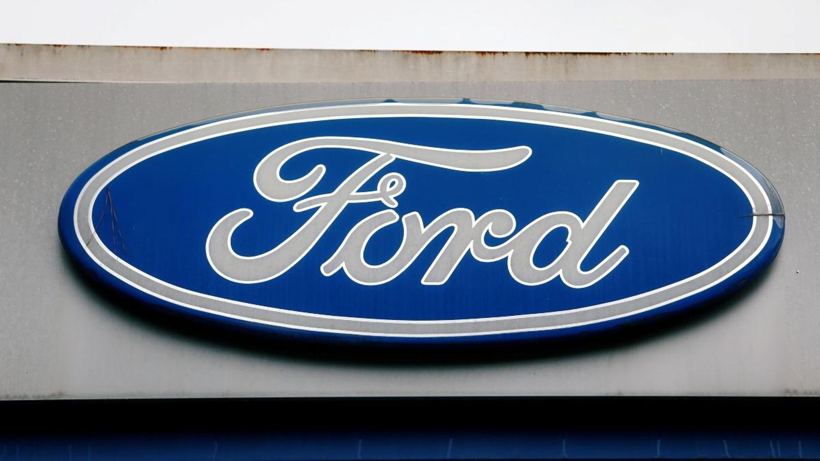 Logotip de la marca Ford en un dels centres de producció de la multinacional