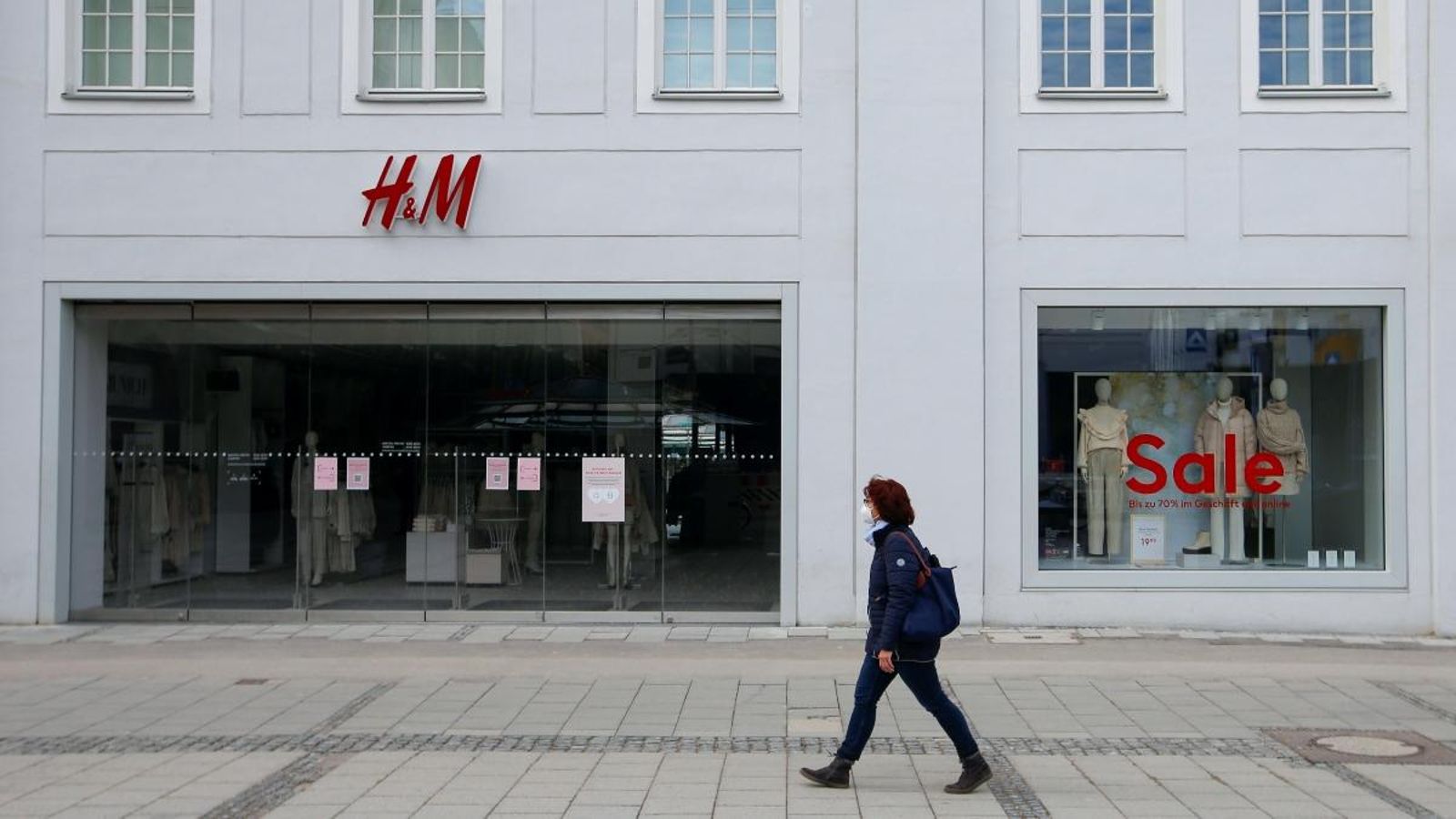 Un comerç tancat en un carrer pràcticament buit al centre de Munich