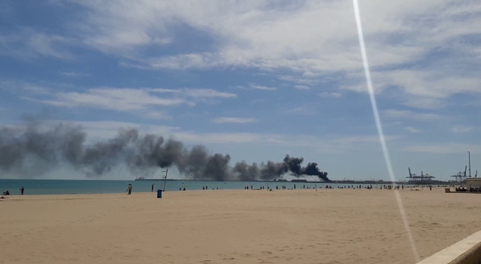 En imatge, la columna de fum que ha generat l'incendi