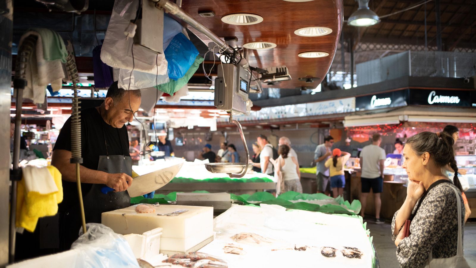 Una dona compra peix en el mercat