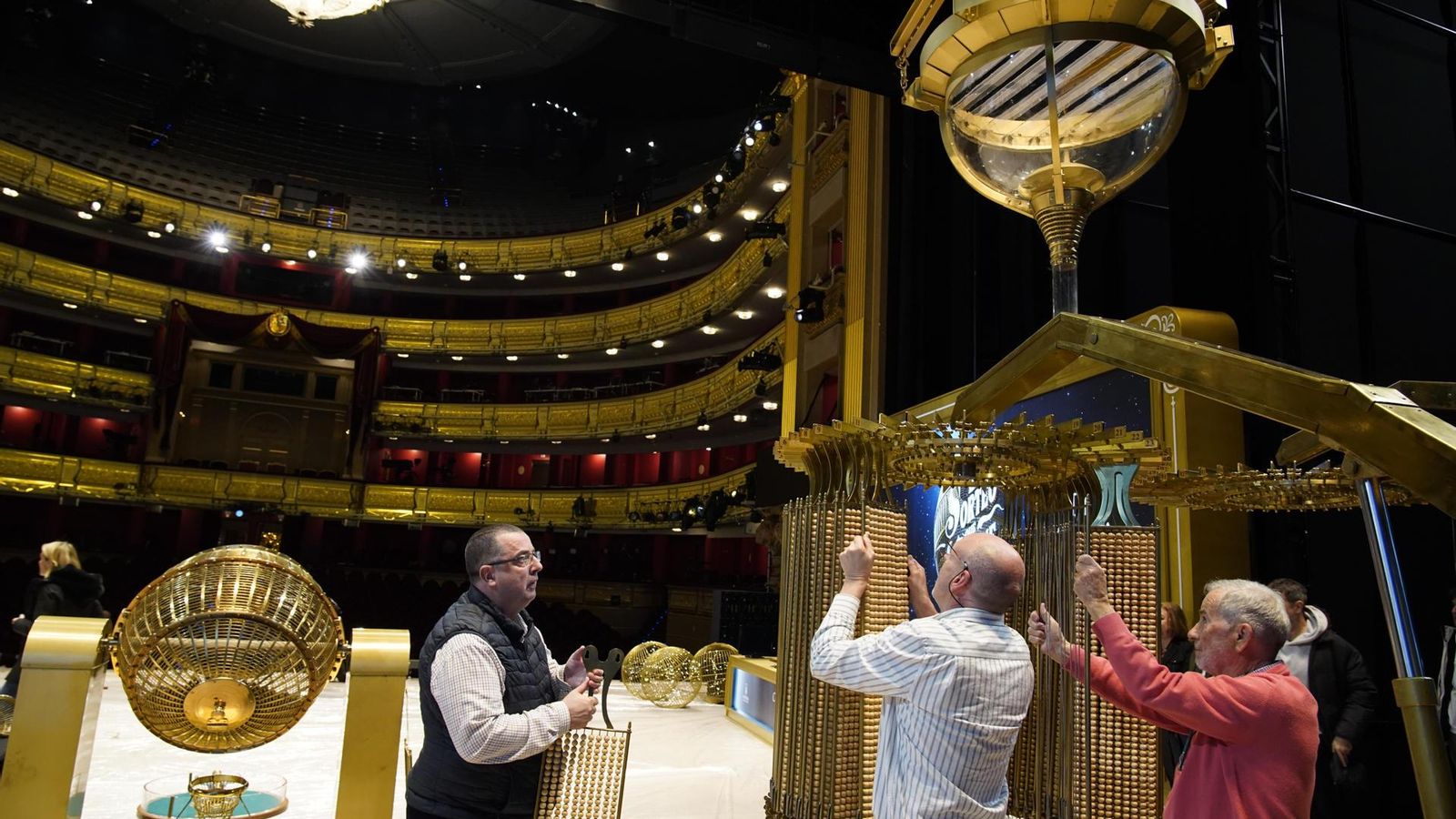 Personal de Loteries i Apostes de l'Estat penja les lires que contenen les 100.000 boles de números