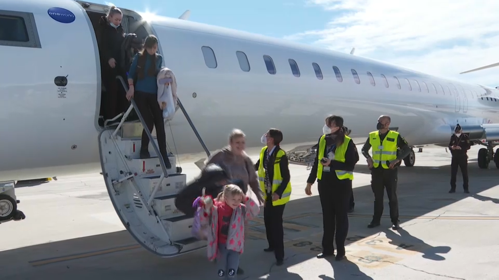 Arribada a l'aeroport de València de l'avió amb refugiats ucraïnesos