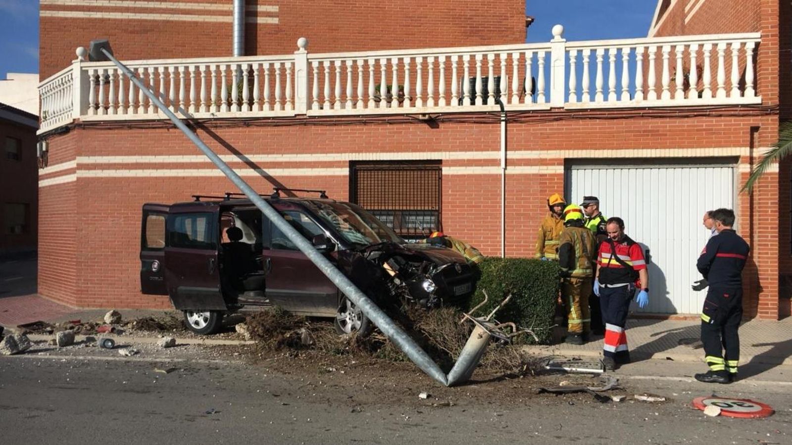 Mor un home al Pinós després de xocar amb el seu cotxe contra un fanal