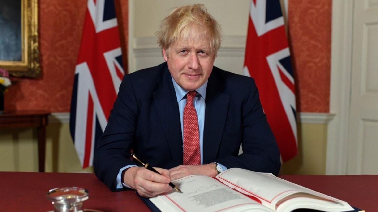 Imatge d'arxiu del primer ministre del Regne Unit, Boris Johnson, firmant l'acord de retirada per a deixar la Unió Europea