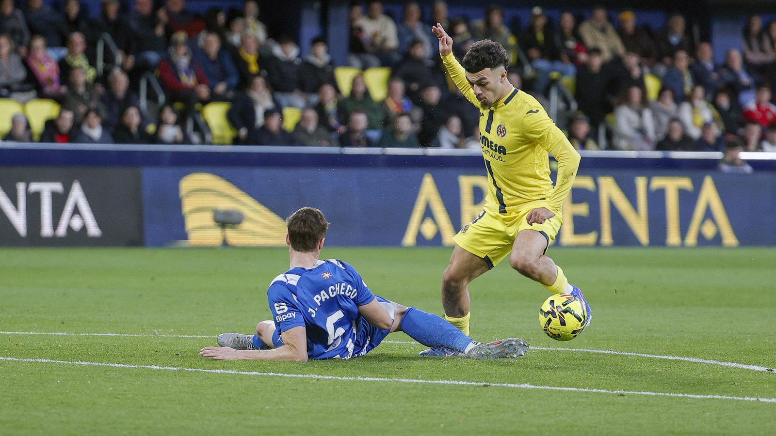 El groguet Mikautadze fa un retall abans de plantar-se davant del valencià Sivera, porter de l'Alabés