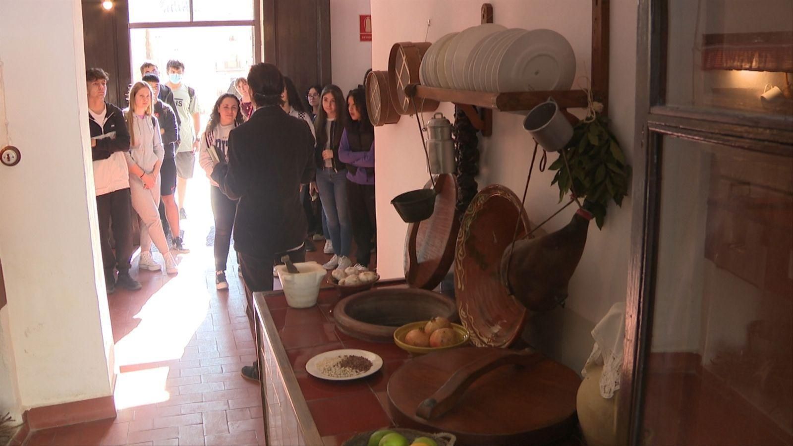Una de les visites teatralitzades a la casa museu de Miguel Hernández