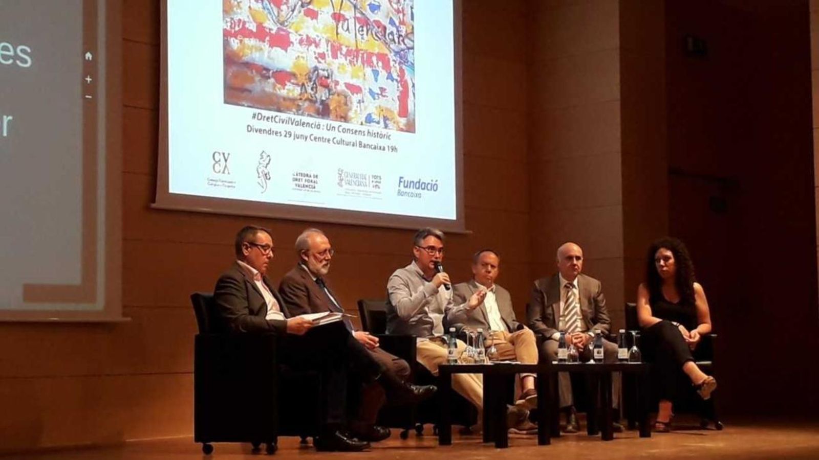 Moment de l'acte organitzat per l'Associació de Juristes Valencians a València