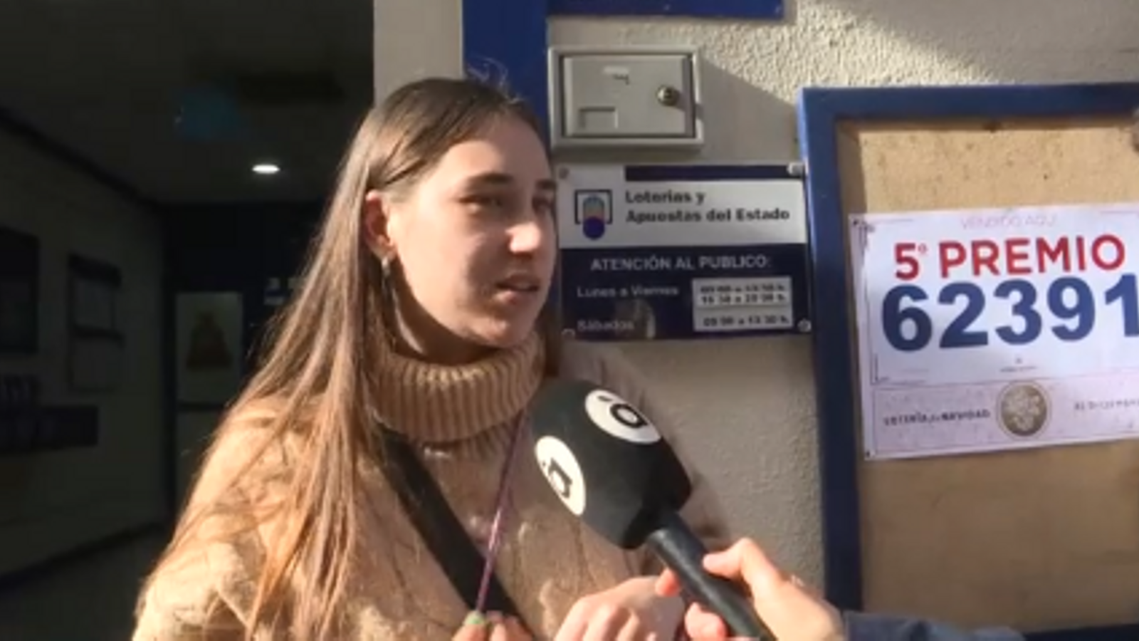 Ángeles Delgado Barrull, capitana de la penya de Moros i Cristians, als micròfons d'À Punt