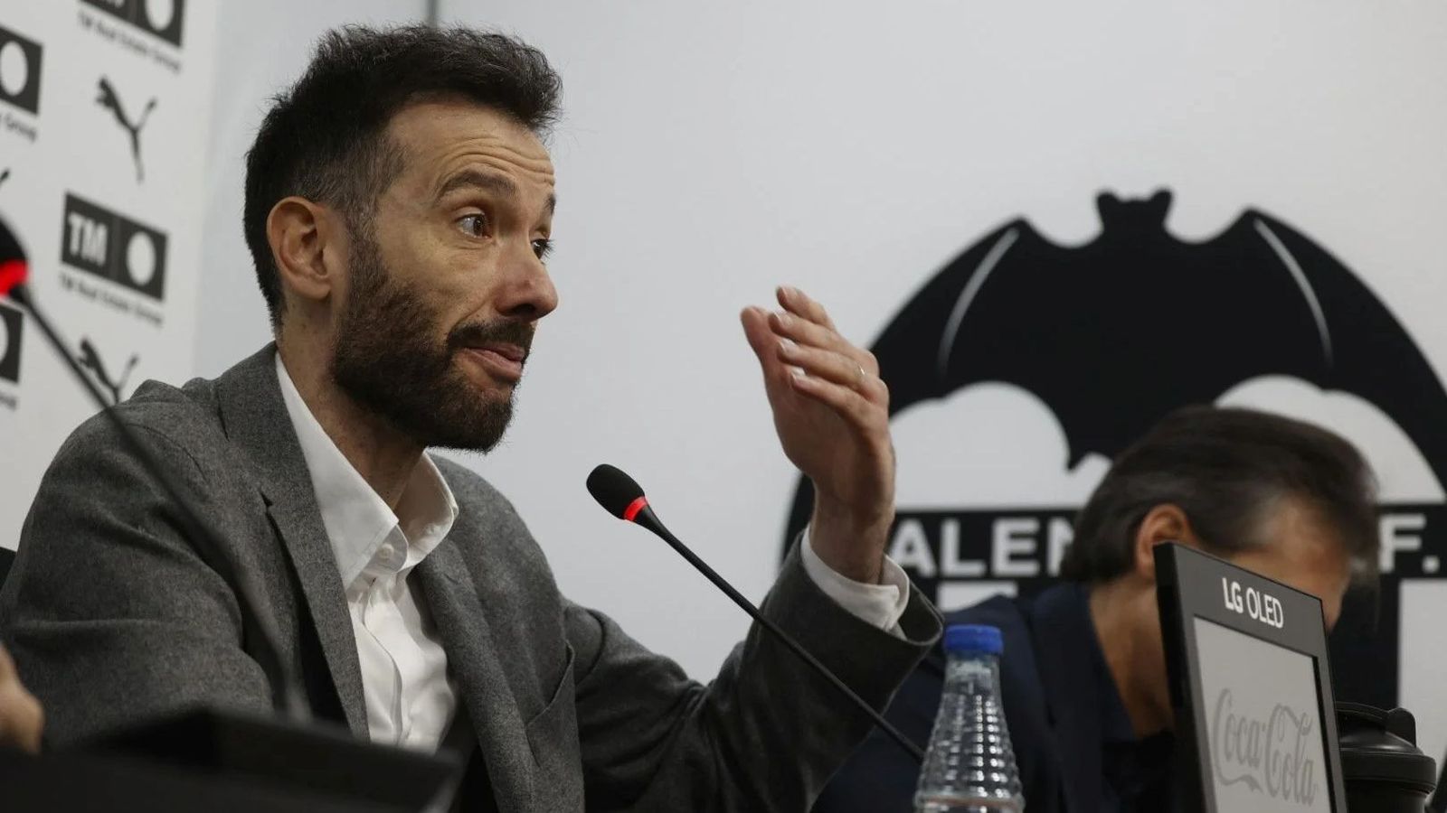 Carlos Corberán, en una roda de premsa