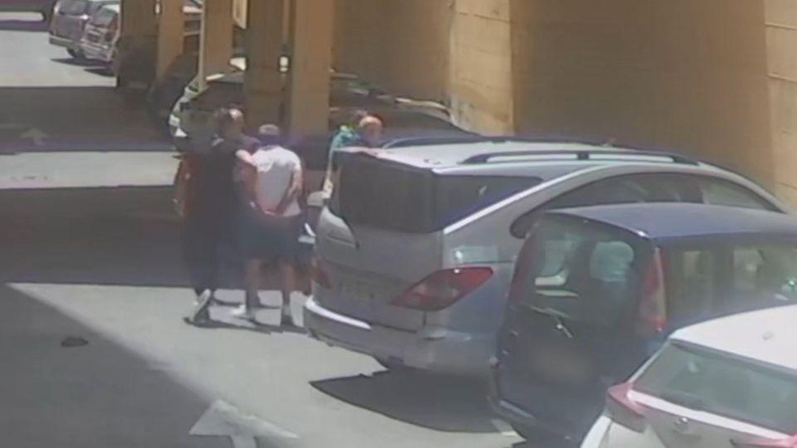 Moment de la detenció dels dos homes