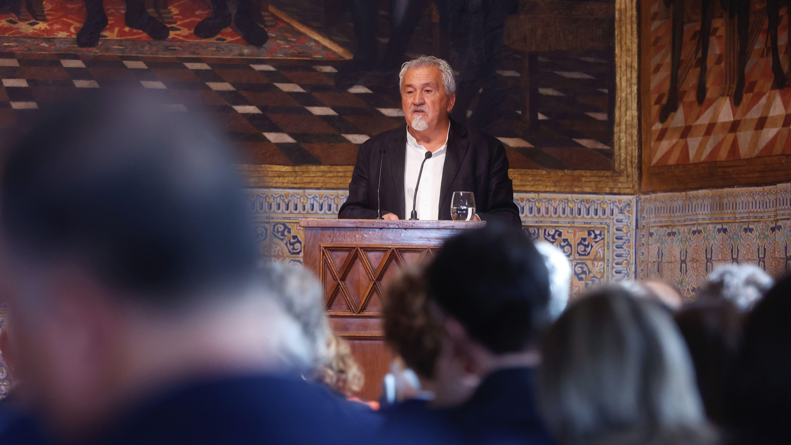 El pastisser Paco Torreblanca durant la seua intervenció, en nom dels premiats, en l'acte del Palau de la Genaralitat