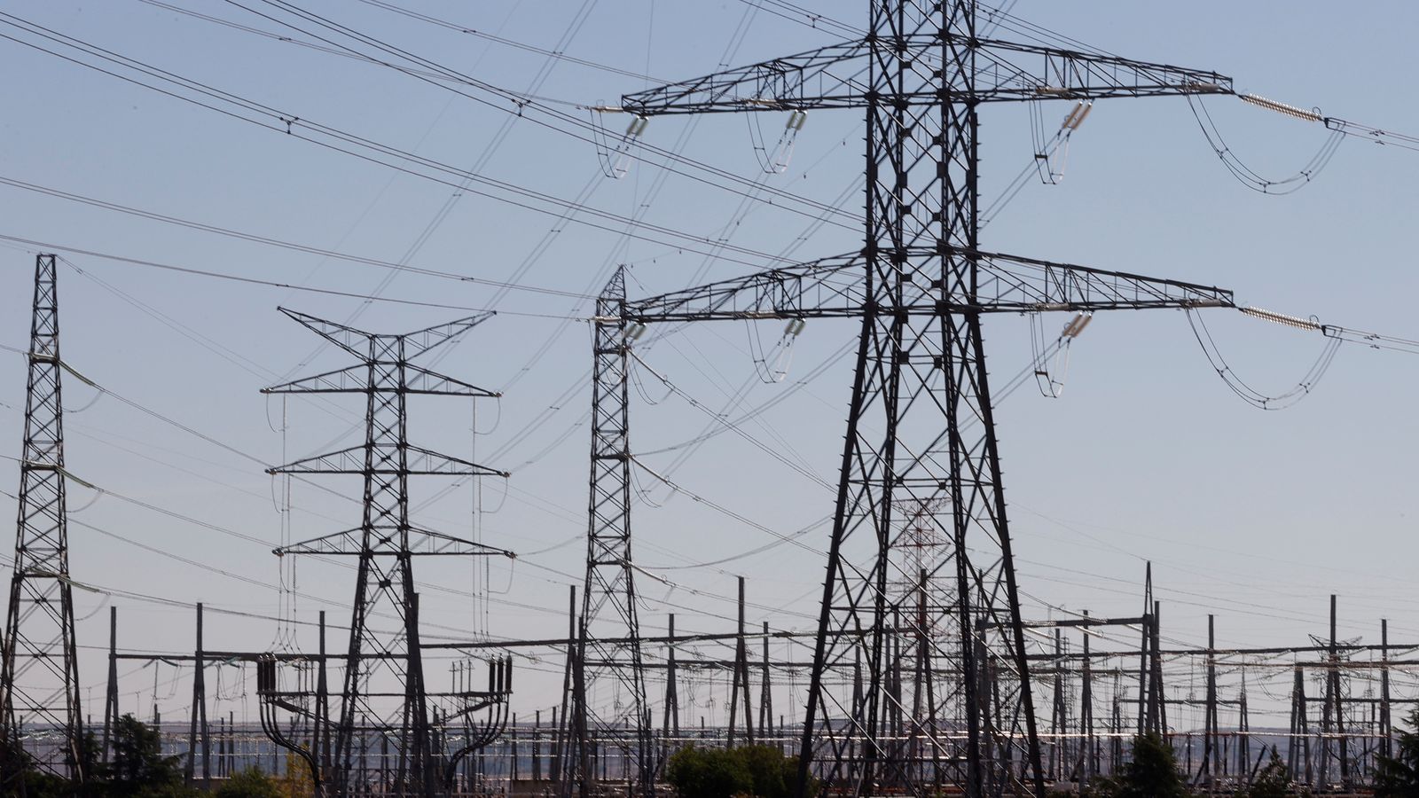 La llum es pagarà aquest dilluns a 17 cèntims més que el rècord anterior per megavat hora