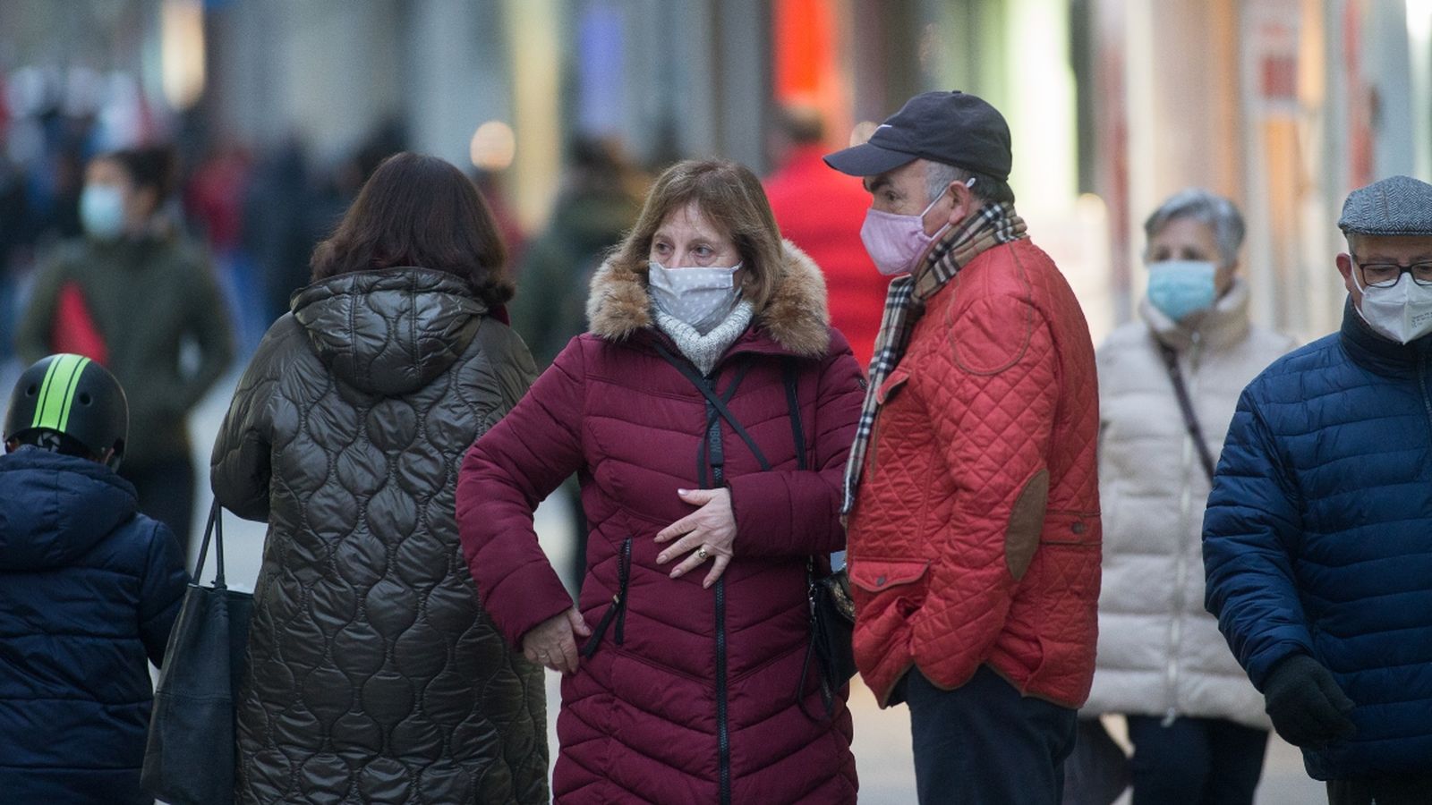 Un home i una dona amb mascareta el primer dia de tancament perimetral decretat a Lugo (Galícia)