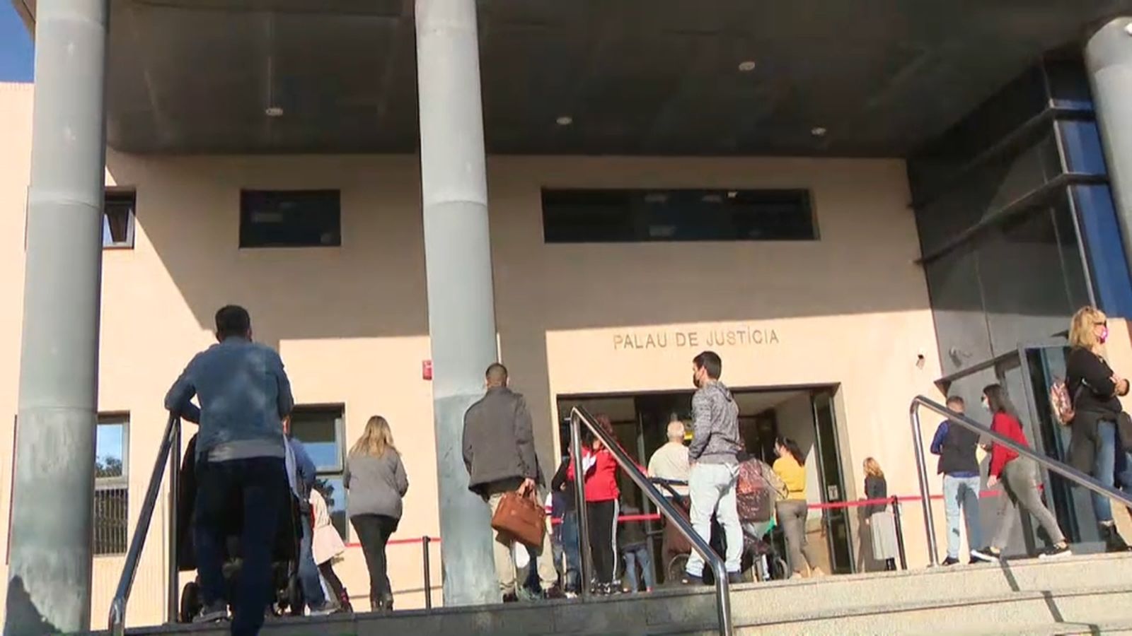 La dona trans insultada per la policia a Benidorm declara al jutjat