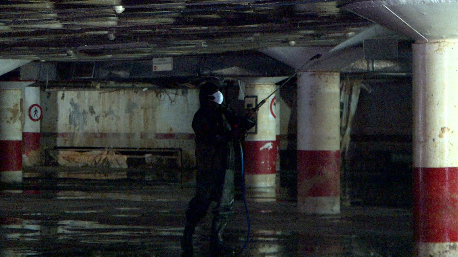 Un operari neteja el pàrquing públic de Catarroja