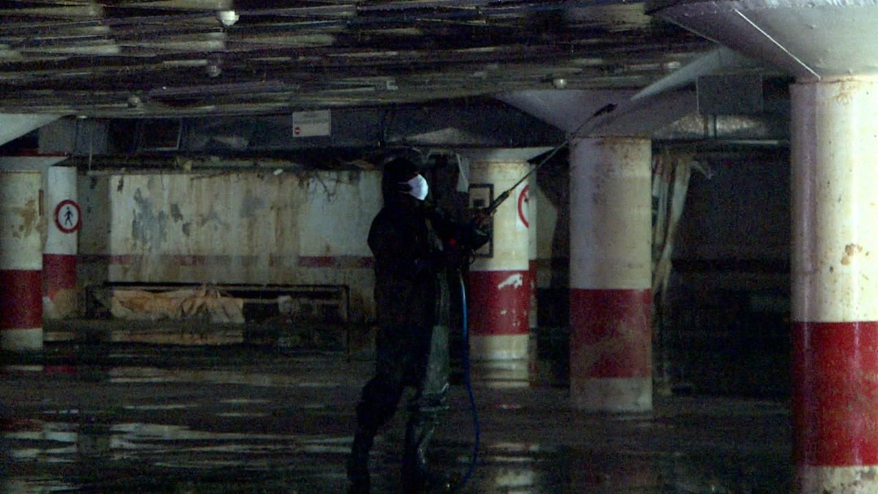 Un operari neteja el pàrquing públic de Catarroja