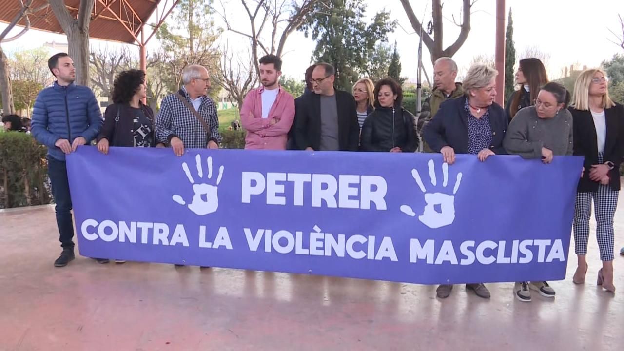 Concentració a Petrer per a rebutjar la violació d’una adolescent