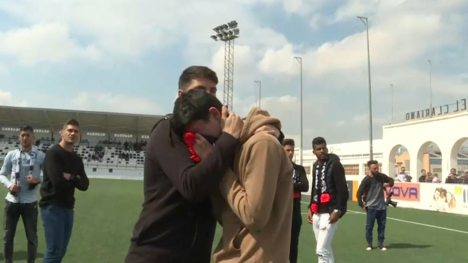 Els jugadors es trencaven damunt de la gespa d'El Clariano.