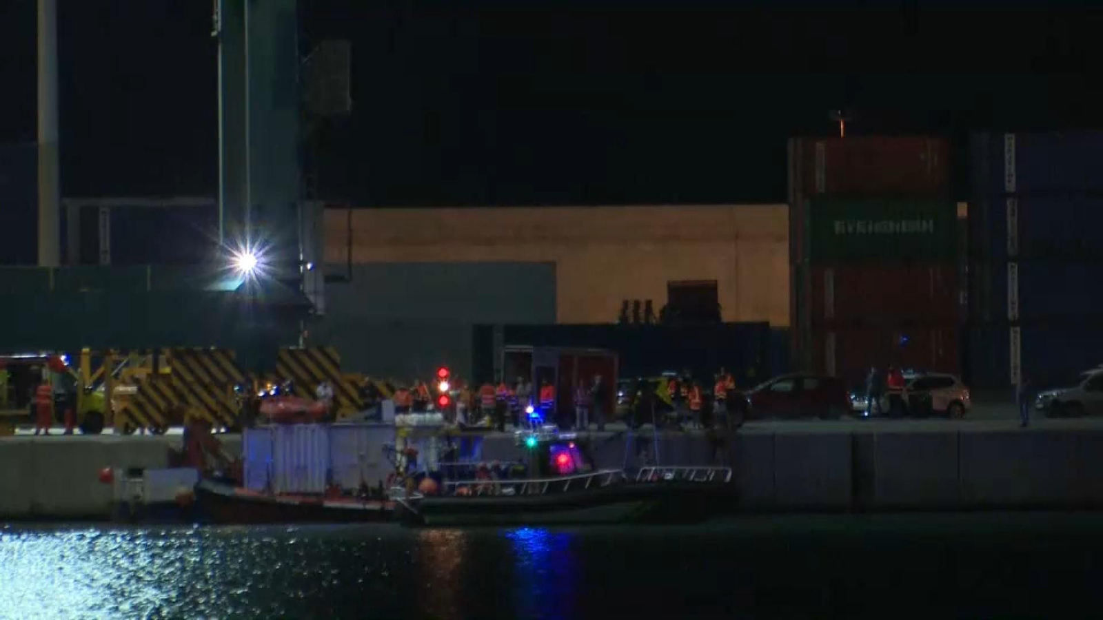 Imatge de la recerca dels dos tripulants al port de Castelló