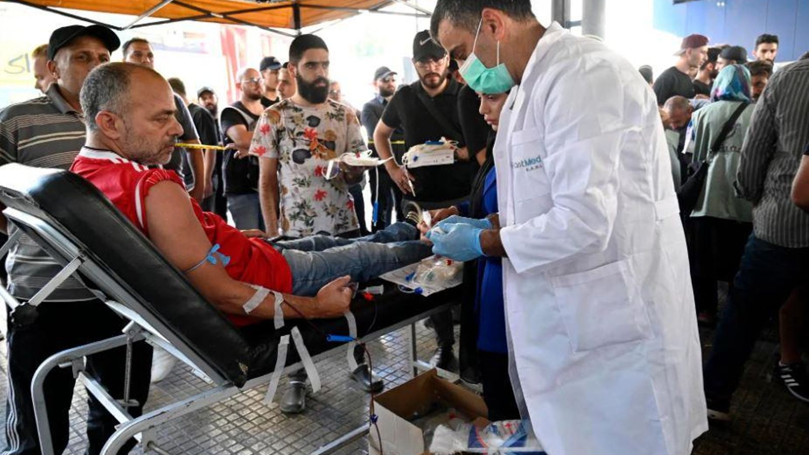 La gent dona sang, un dia després de les explosions de cercapersones, en el suburbi sud de Beirut, Líban