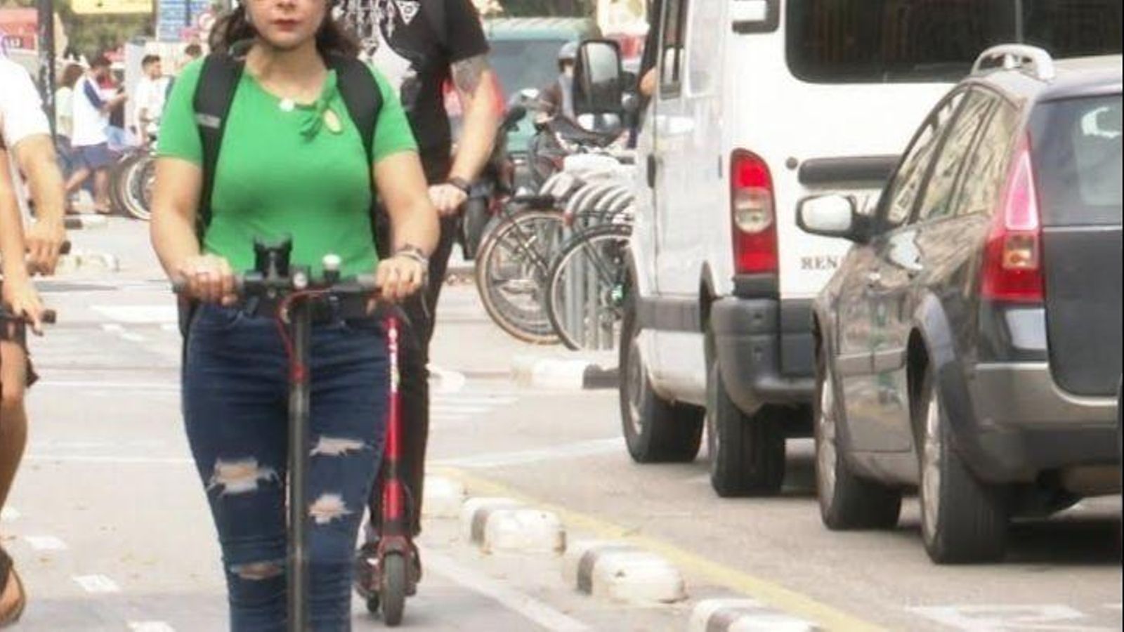 Una usuària en patinet a València