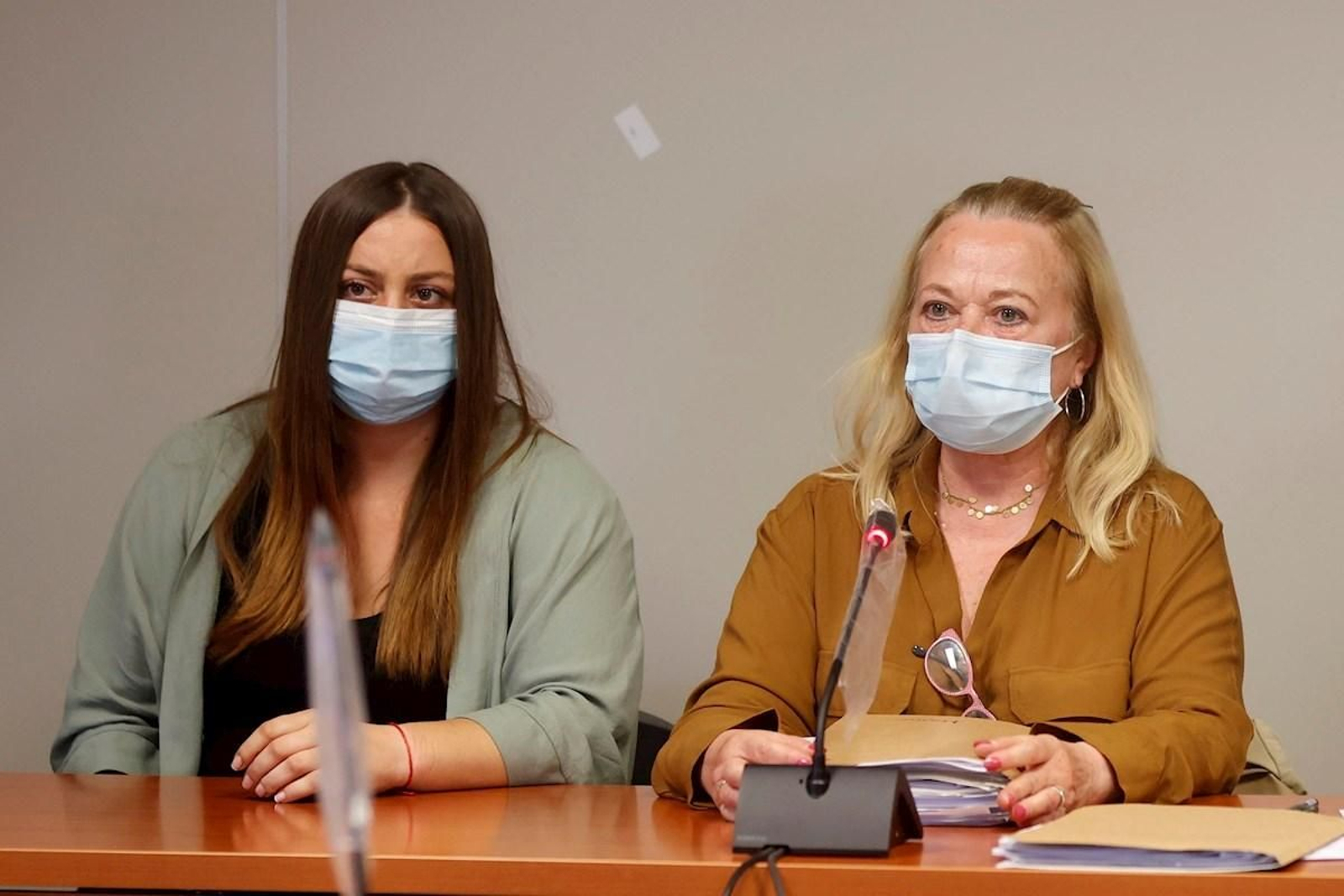 A l'esquerra de la imatge, l'acusada dels crims (la mare dels xiquets)