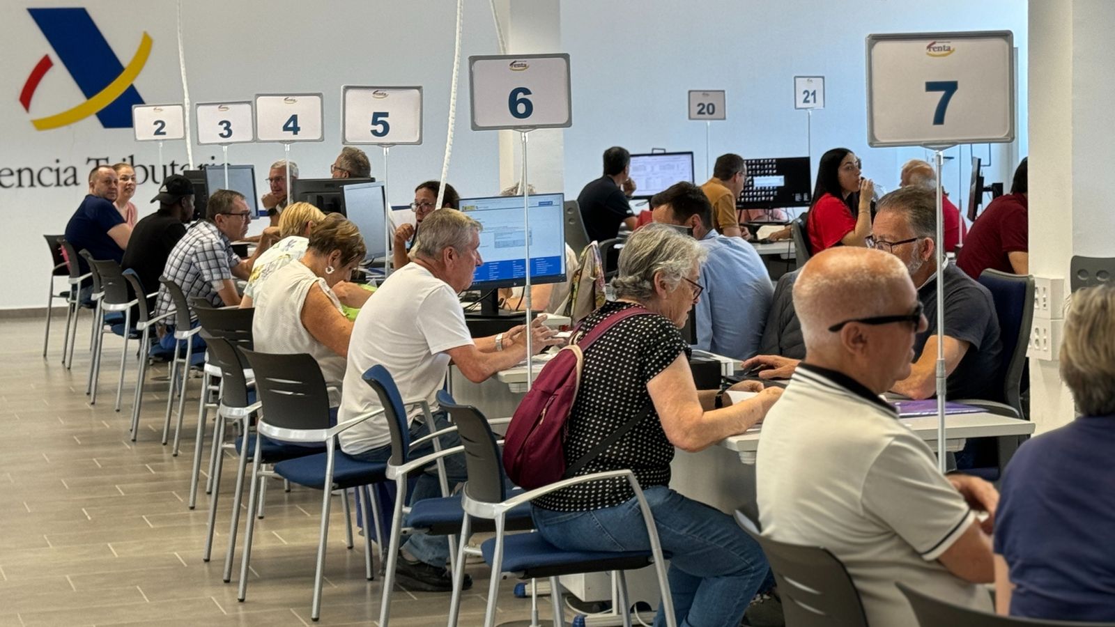 Una de les delegacions de l'Agència Tributària, amb atenció presencial, en una imatge d'arxiu