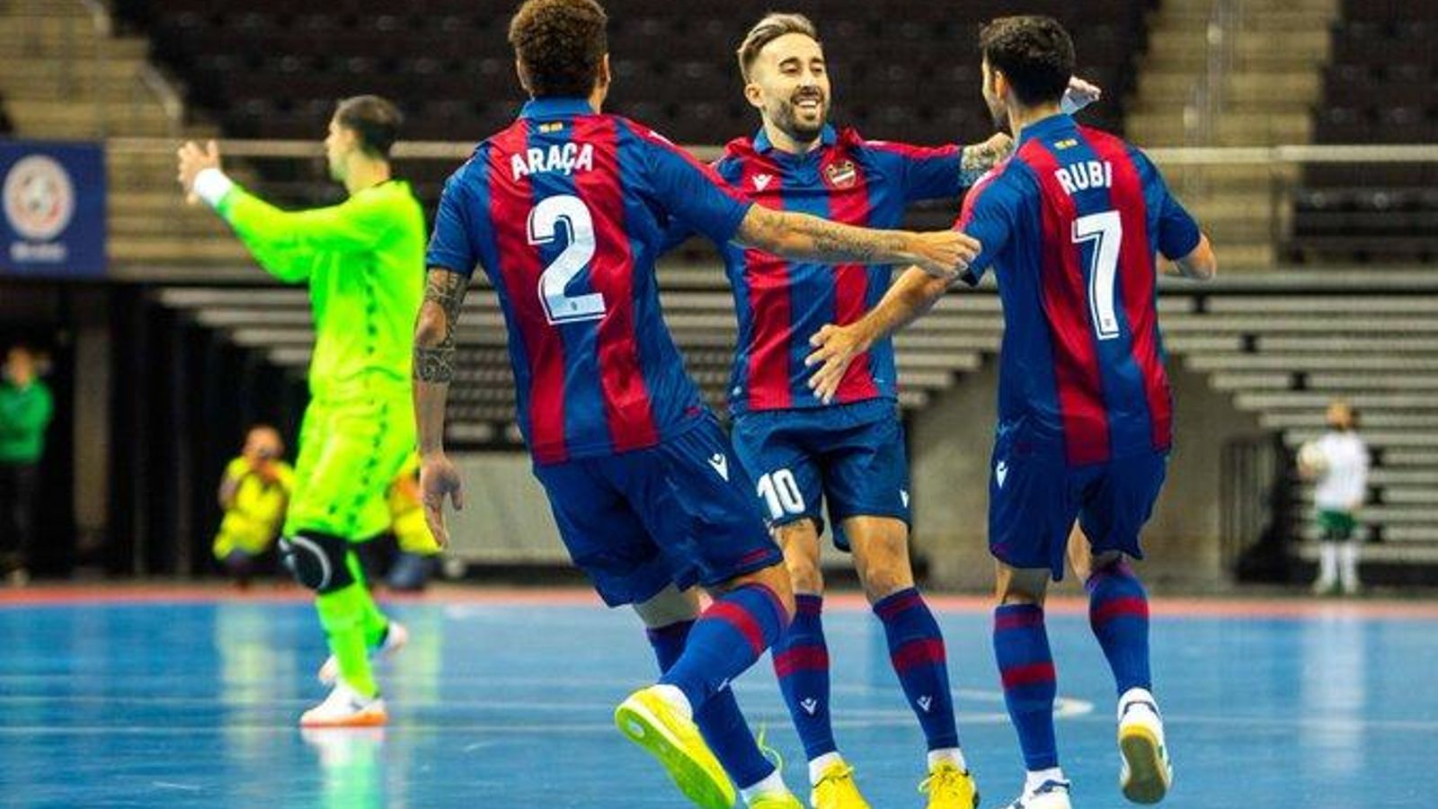 Rivillos celebra el 0-3 amb Araça i Rubi